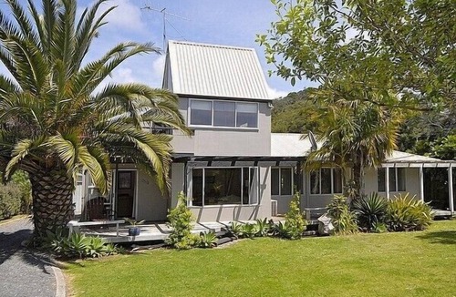 Matapouri Cottage | Hibiscus - Matapouri Holiday Home