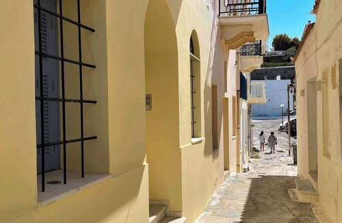 Paleopolis Apartment | Hidden Gem Convenient & Spacious