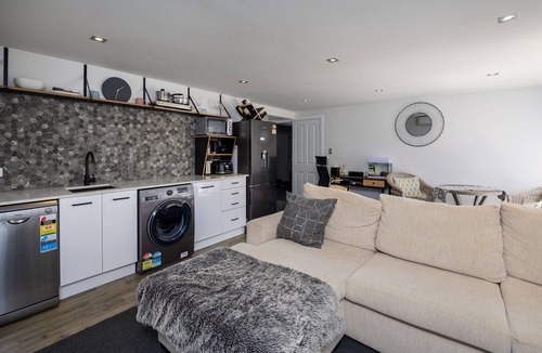 St. Heliers House | Hidden Oasis in Vibrant Beach Suburb. Newly Renovated!