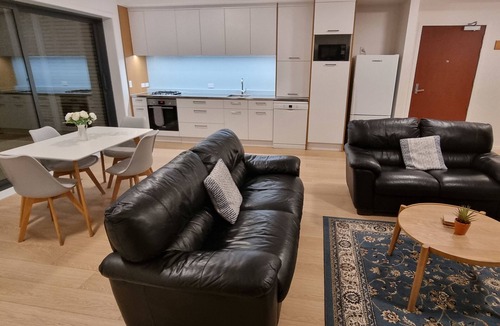 Wellington House | High-quality guesthouse minutes from everywhere! Breakfast included!