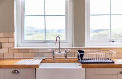 Hawick House | Hillcrest - 8 Person Luxury House and Hot Tub