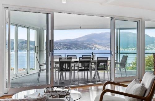 Howrah House | Hillside Hideaway Sleeps 10 Stunning Views