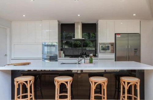 Howrah House | Hillside Hideaway Sleeps 10 Stunning Views