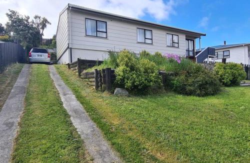 Porirua House | Hilltop Blue Sky House