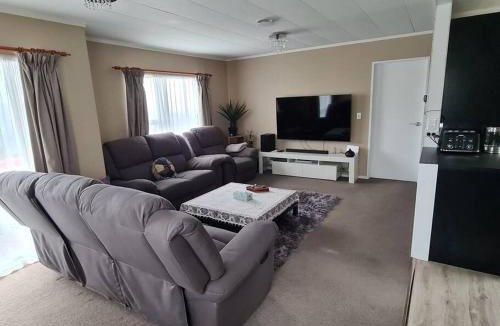 Porirua House | Hilltop Blue Sky House