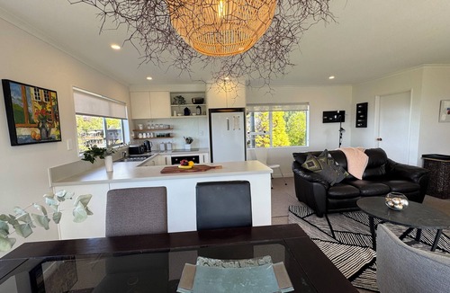 Ngaio Bay Cottage | Hilltop Heaven - Kaiteriteri Holiday Home