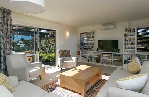 Hilltop House | Hilltop Vista - Taupo Holiday Home