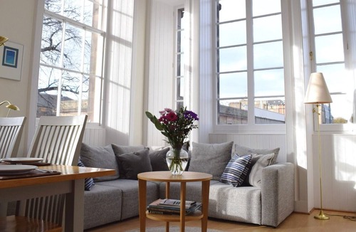 Newington House | Historic Edinburgh property transformed into a modern townhouse. Free parking.