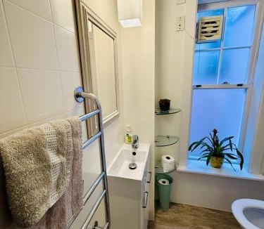 Oriental Bay Apartment | Historical 2 beds apartment with Harbour Views in OBay