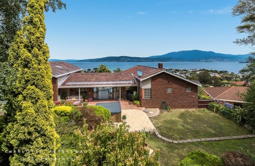 Howrah House | Hobart Panoramic View with Spas - 2 mins from Howrah Beach