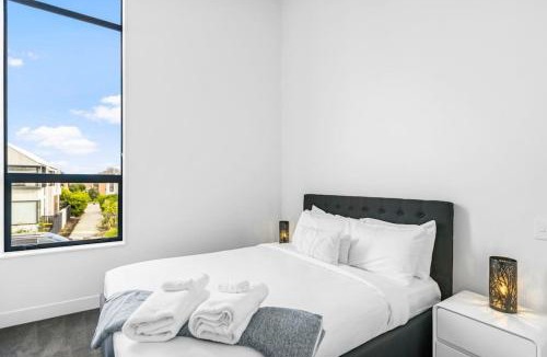 Hobsonville House | Hobsonville Point Enchanter with Parking and Wi-fi