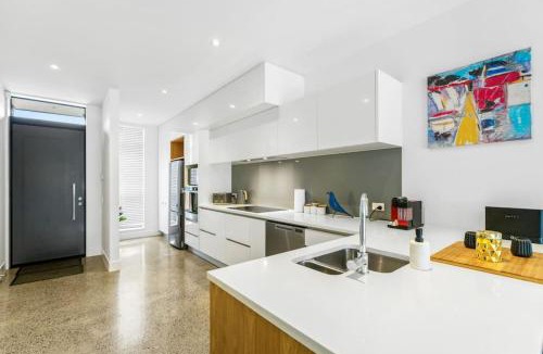 Hobsonville House | Hobsonville Point Enchanter with Parking and Wi-fi