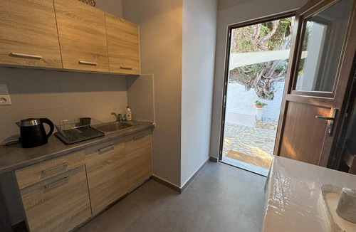Kompi Apartment | Holiday apartment above the beautiful Peroulia beach, wifi | Messenia, Peloponne