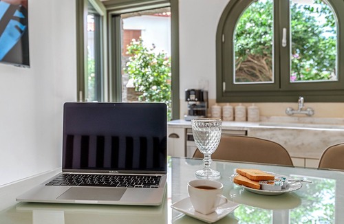 Megas Yialos-Nites Apartment | Holiday Apartment 'Mrs Kalis Cottage' with Mountain View, Garden & Wi-Fi