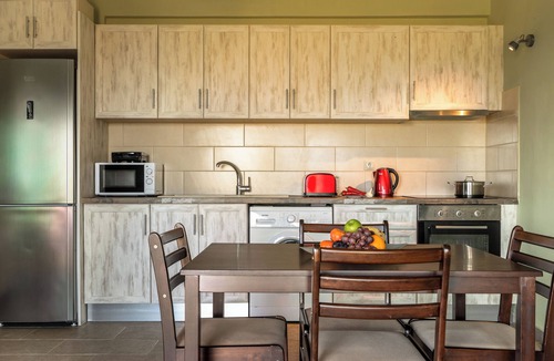 Faraklata Apartment | Holiday Apartment "Zoi" with Sea View, Shared Garden & Wi-Fi