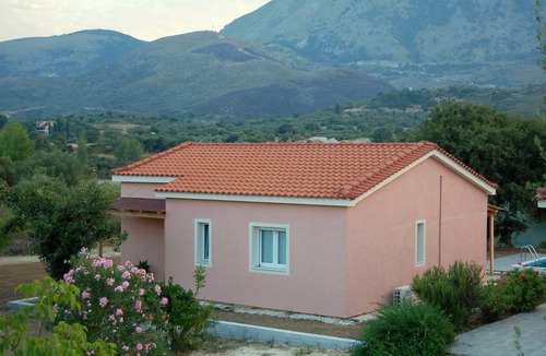 Eleios-Pronnoi Cottage | Holiday cottage with shared swimming pool and lake view in the countryside.