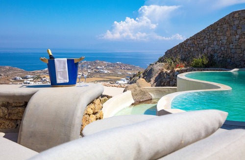 Plintri House | Holiday Home 'Amalthia Suite Private Pool' with Sea View, Wi-Fi and Air Conditioning
