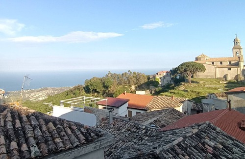 Santa Caterina dello Ionio House | Holiday Home Beautiful Casa Rosario with Sea View, Terrace & Wi-Fi