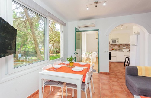 Los Delfines House | Holiday Home 'Villa Elfa' near the Beach with Pool, Garden & Wi-Fi