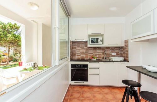 Los Delfines House | Holiday Home 'Villa Elfa' near the Beach with Pool, Garden & Wi-Fi