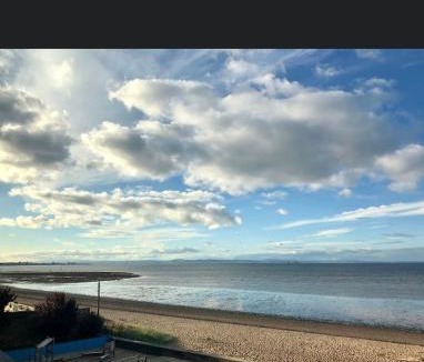 Musselburgh House | Holiday Home with free parking & 4min to Edinburgh Warverly
