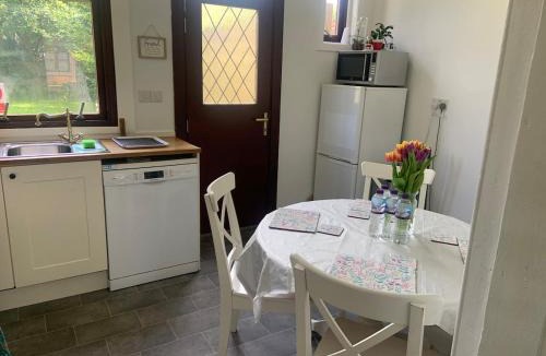 Musselburgh House | Holiday Home with free parking & 4min to Edinburgh Warverly