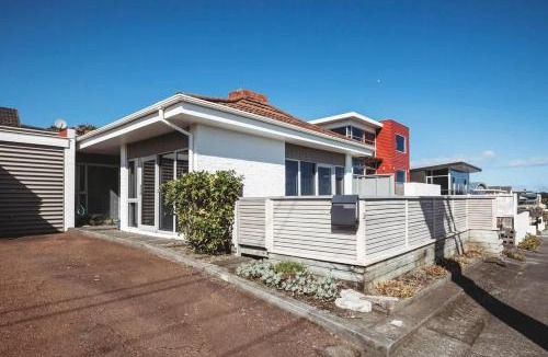 Rewa House | Holiday on Hamblyn - 2 BR home near Fitzroy Beach