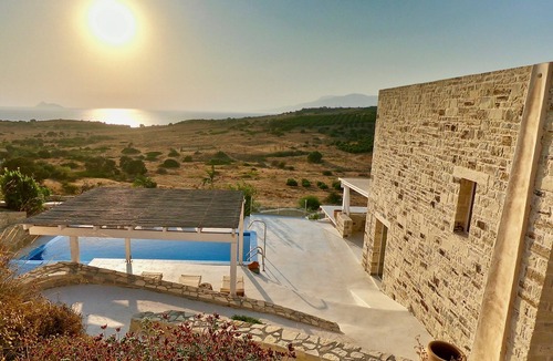Pitsidia Villa | Holiday villa in top location with sea view, infinitypool and beautiful sunset