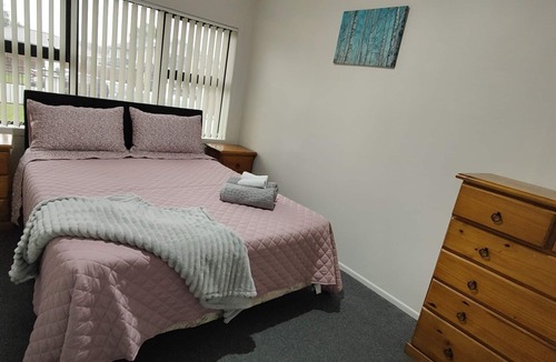 Papatoetoe House | Home close to Amenities and Airport