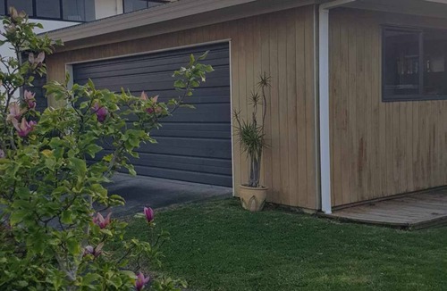 Omokoroa House | Home with gorgeous mountain and water views