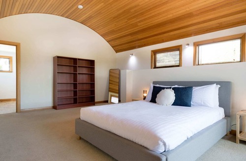 Riverside House | Homely delight with parking and wifi