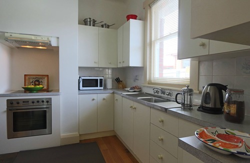 Moonah House | Hopkins on Charles - 4bedrm/2 bathrm Central to Shopping, Restaurants 2Min walk
