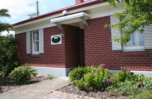 Moonah House | Hopkins on Charles - 4bedrm/2 bathrm Central to Shopping, Restaurants 2Min walk