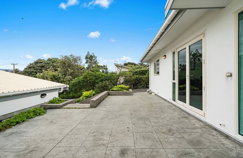Waikanae House | Hornbill Nest - Waikanae Beach Holiday Home