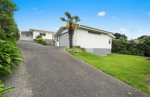 Waikanae House | Hornbill Nest - Waikanae Beach Holiday Home
