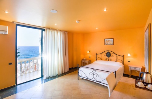 Santo Stefano di Camastra Hotel | Hotel La Playa Blanca