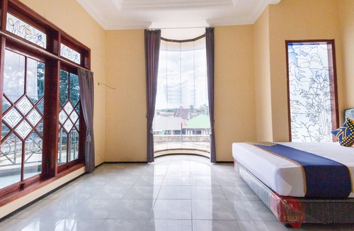 Lawang Hostel | Hotel O Safira Family Residence Syariah