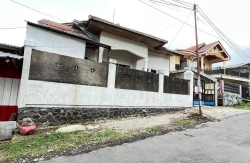 Tretes Hotel | Hotel O Villa Cemara Syariah