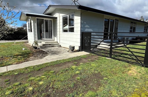 Clyde House | House - Clyde Getaway - 5 Minute walk to Clyde Township