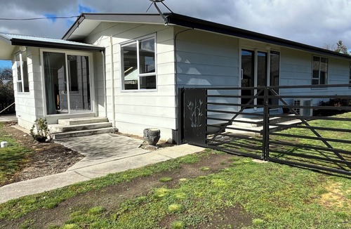 Clyde House | House - Clyde Getaway - 5 Minute walk to Clyde Township