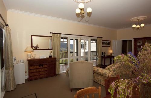 Huonville Bed & Breakfast | House on the Hill Bed and Breakfast