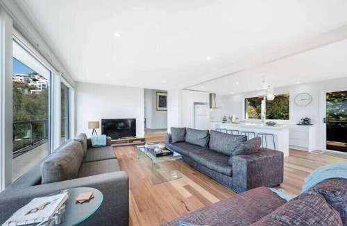 Sandy Bay House | House on the Hill with a View – Sleeps 12, 3 Bath