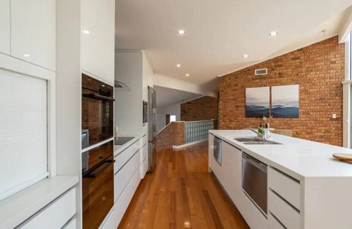 Howrah House | "House on the Hillside" with City Views Sleeps 12