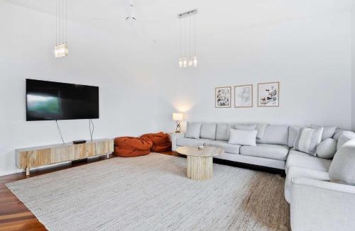 Howrah House | House on the Hillside with City Views Sleeps 12