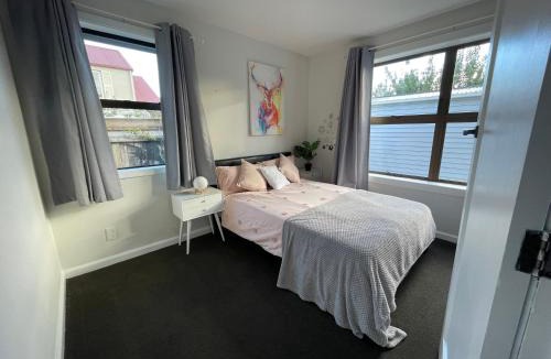 Christchurch House | House with a heated pool
