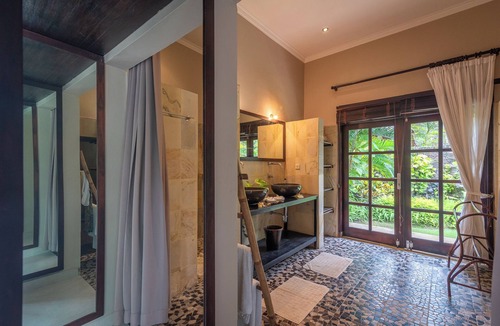 Dencarik Villa | Huge beachfront villa with direct access to the beach!