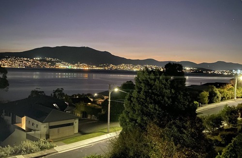 Howrah House | Huge luxurious Family home - Stunning Water Vista, 15 min from Hobart CBD
