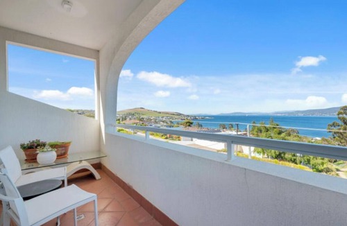 Howrah House | Huge luxurious Family home - Stunning Water Vista, 15 min from Hobart CBD