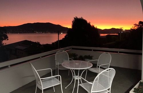 Howrah House | Huge luxurious Family home - Stunning Water Vista, 15 min from Hobart CBD