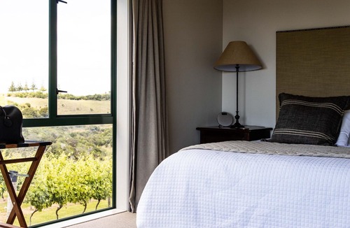 Tutukaka Apartment | Idyllic, secluded vineyard property perched above Waiparore Cove